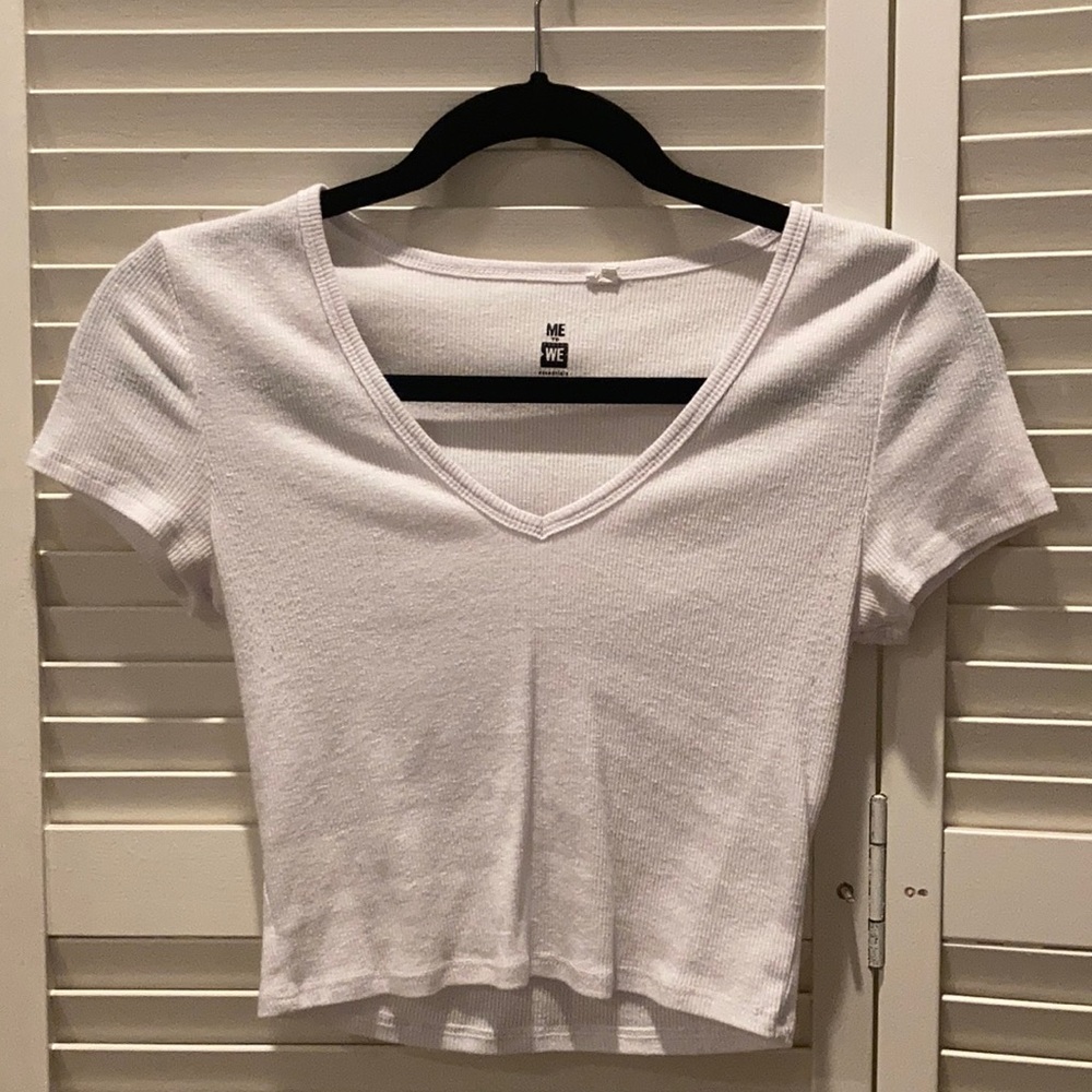 white cropped tee